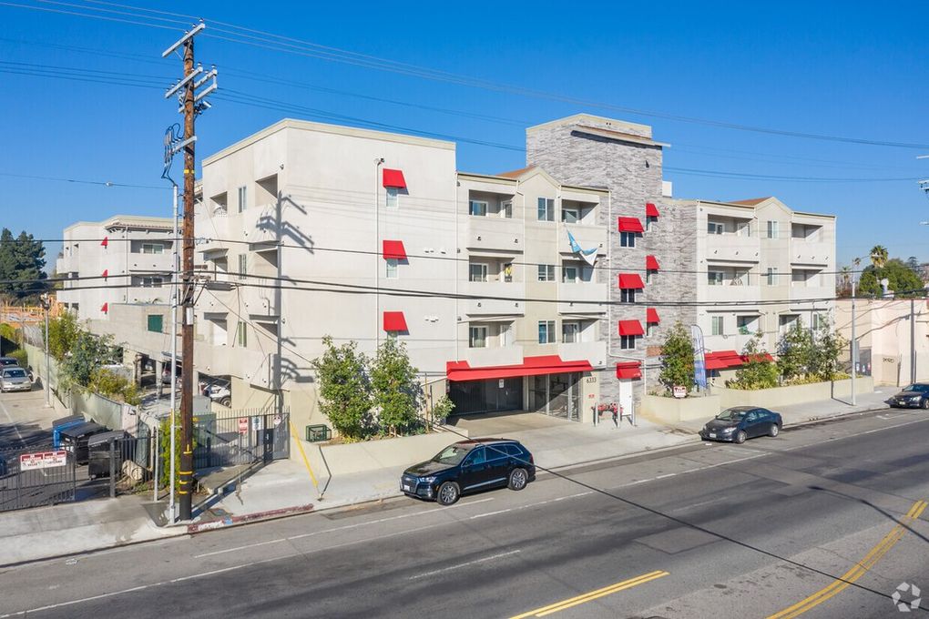 6333 Woodman Ave - 208